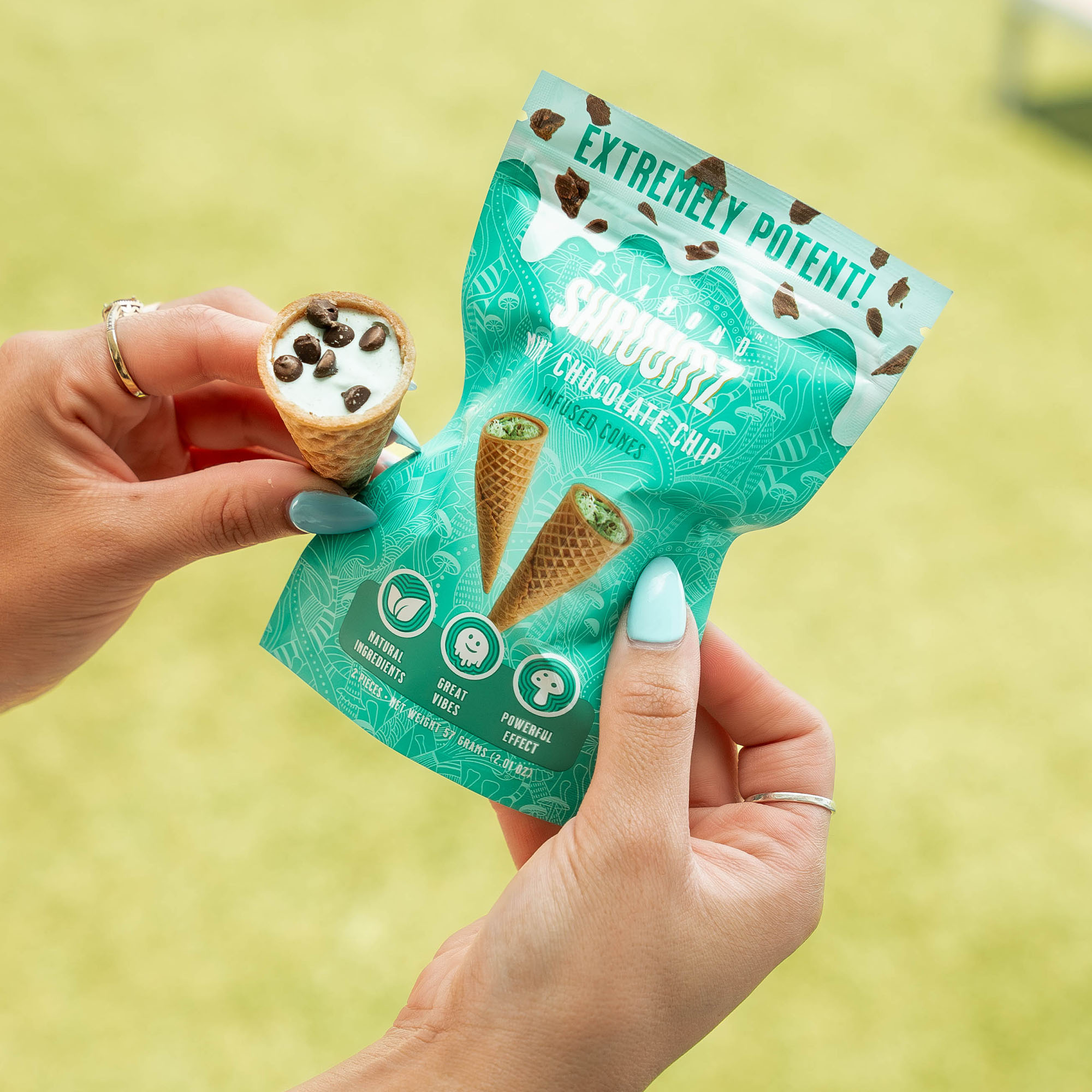 diamond-shruumz-product-lifestyle-cones_0001s_0003_mint-chocolate-chip-g